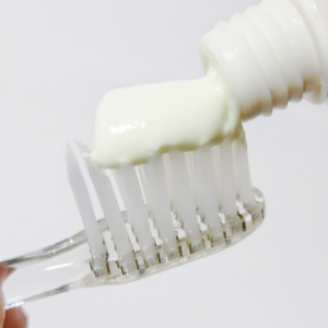 Diş Macunu Seçerken Dikkat Edilmesi Gereken İçerikler ve Florür Gerçeği