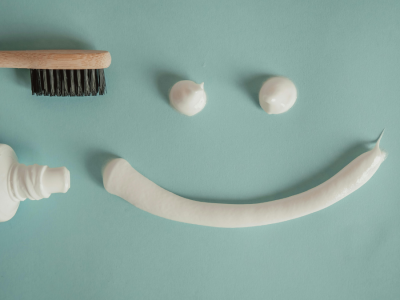 Diş Beyazlatıcı Diş Macunları ve Doğal Yöntemler Güvenli Mi?